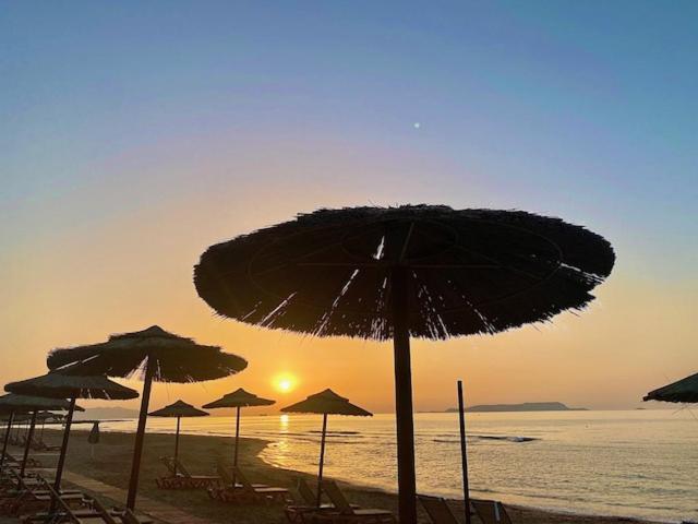 Mikes On The Beach Hersonissos (Crete) Exterior foto